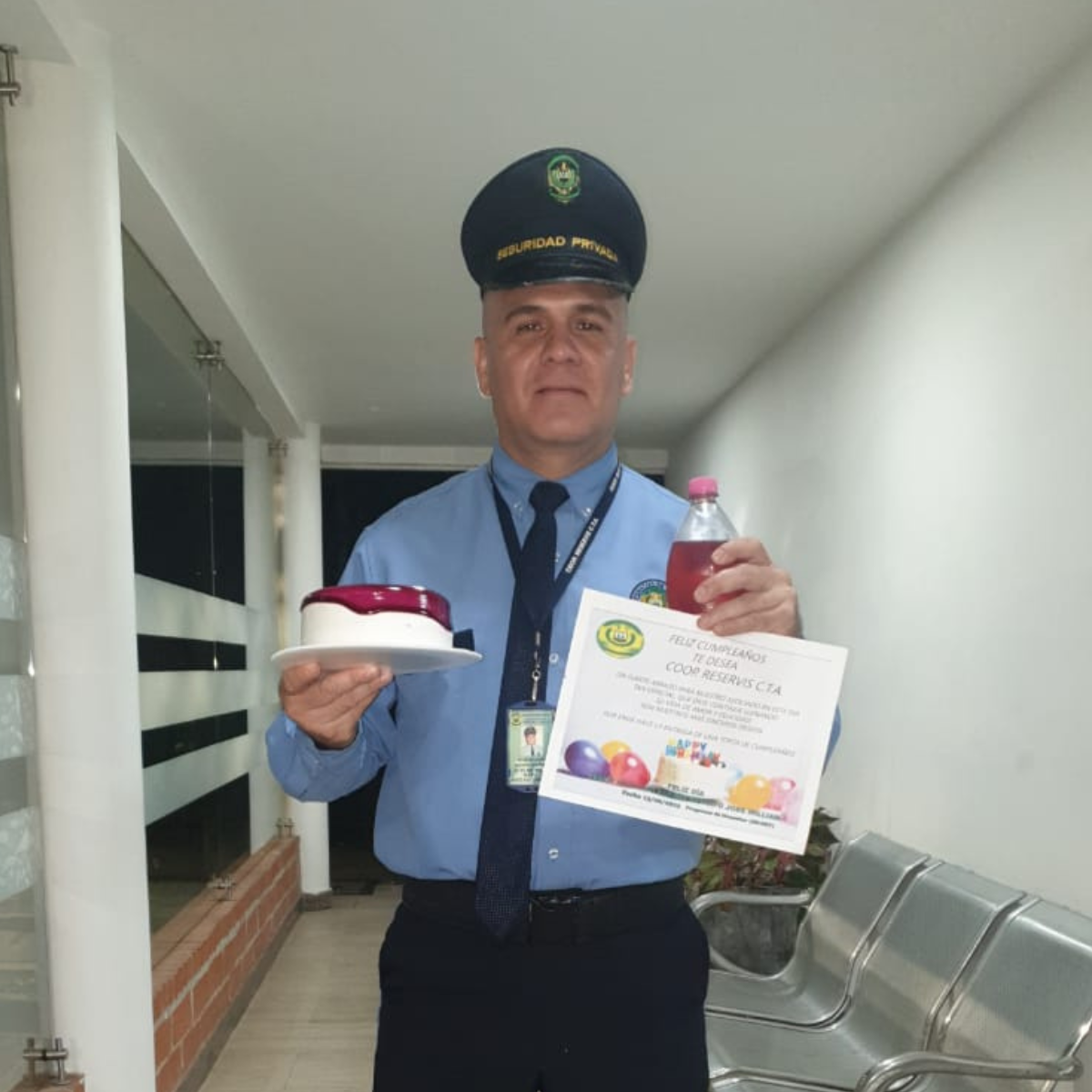 Entrega de torta y gaseosa en el cumpleaños del trabajador asociado