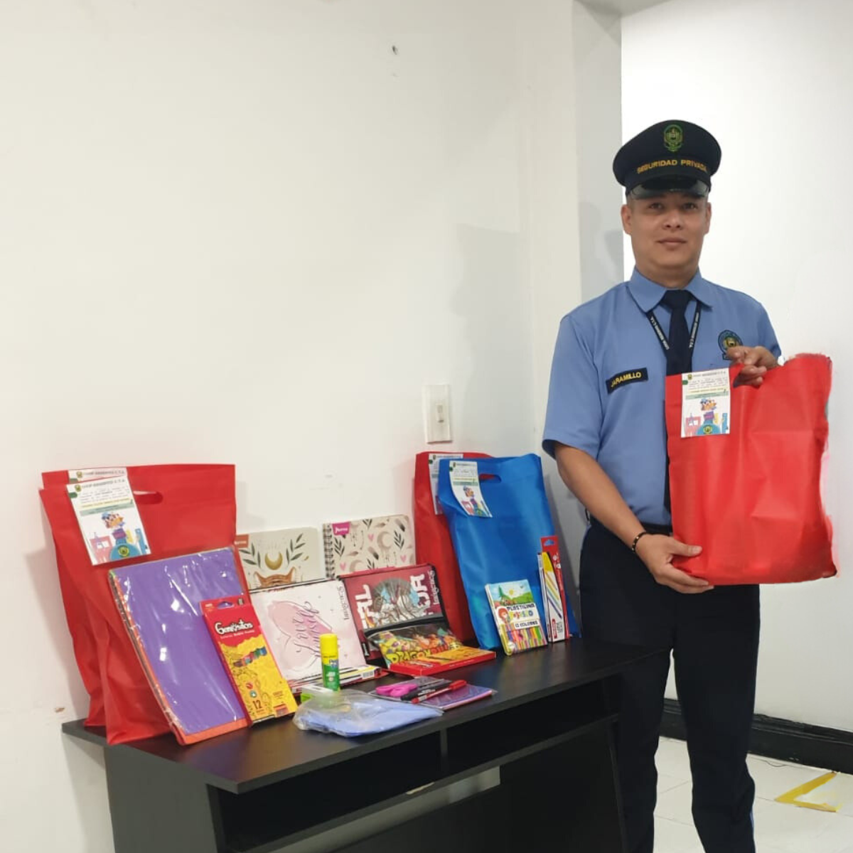 Kit escolar para los hijos e hijastros de los trabajadores.